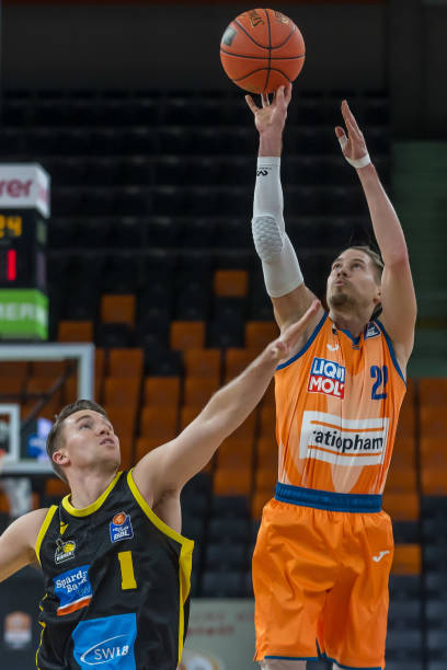 她不仅成功 她不仅成功